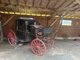 un cheval et une calèche dans le garage d'une grange