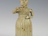 figurine représentant une femme coiffée d'un chapeau