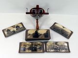 quatre vieilles photos d'un avion posées sur une table