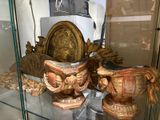 deux vases exposés dans une vitrine