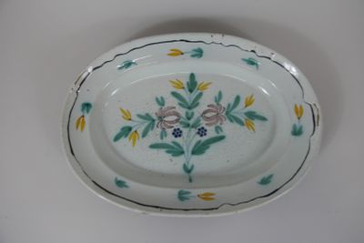 une assiette avec un motif floral sur une table