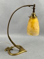 Lampe de bureau Art Nouveau, le piètement en bronze par Augu…