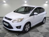 le ford c - max blanc est garé sur un sol en damier