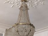 un lustre suspendu au plafond d'une pièce
