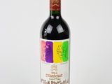 la bouteille de vin est posée sur une surface blanche