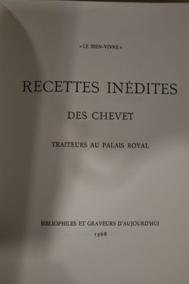 un livre posé sur une table