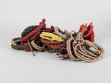 un tas de cordes et d'autres objets posés sur une surface blanche