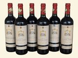 six bouteilles de vin rouge sont alignées