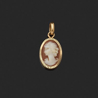 un pendentif en or orné d'un camée représentant le profil d'une femme