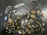 de nombreux types de bijoux sur la table
