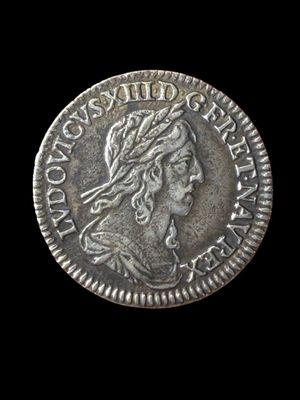 une pièce d'argent portant une tête de femme