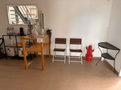 une pièce dans laquelle se trouvent deux chaises et une table