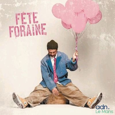 un homme assis par terre, tenant un bouquet de ballons