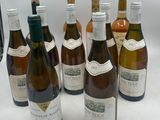 plusieurs bouteilles de vin sont alignées sur une table