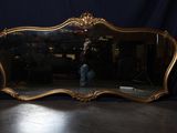 un homme en train de se prendre en photo dans un grand miroir