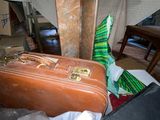 une valise marron posée par terre dans une pièce