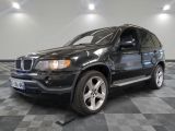 une photo d'un SUV bmw noir garé dans un garage
