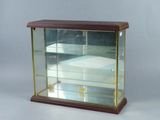 une vitrine en verre contenant un livre