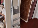 une échelle adossée au mur d'une pièce
