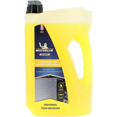un gallon d'huile moteur posé sur une surface blanche