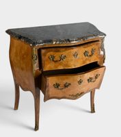 Petite commode galbée en placage de bois de rose et amarante… (photo 2)