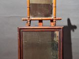 un miroir posé sur un socle en bois, sur lequel est posé un autre miroir