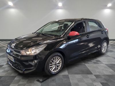 une photo d'une voiture noire dans un showroom