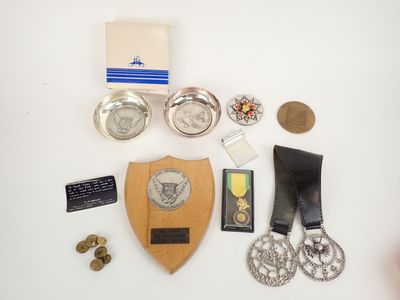 une petite collection de médailles et d'autres objets posés sur une table