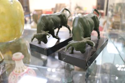 deux figurines d'éléphants exposées dans une vitrine