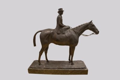 statue d'un homme à cheval, posée sur un socle en marbre
