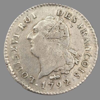 Gros plan sur une pièce d'argent ornée d'une couronne