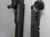 deux microphones placés l'un à côté de l'autre sur une table