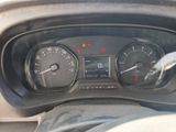un gros plan du tableau de bord d'une voiture avec les jauges allumées