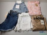 quatre paires de shorts en jean pour femme, encore étiquetés