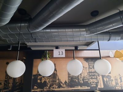 trois lampes suspendues au plafond d'un restaurant