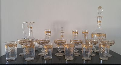 de nombreux verres et carafes posés sur une table