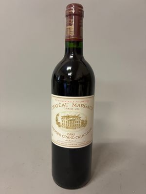 une bouteille de vin posée sur une table