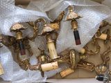 une boîte contenant tout un tas de bouchons de vin