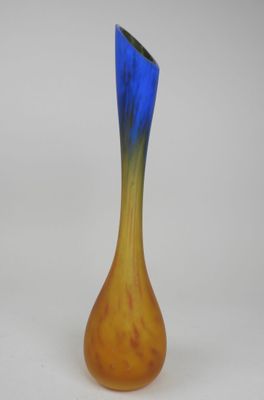 LA ROCHERE, FRANCE. Vase soliflore en verre marmoréen bleu e…