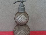 une bouteille surmontée d'un distributeur de savon