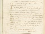 un vieux livre sur lequel sont griffonnées des notes, posé sur une table en bois