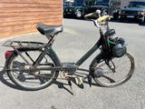 un vélo garé au bord de la rue