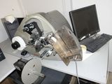 un appareil posé sur un bureau à côté d'un ordinateur portable
