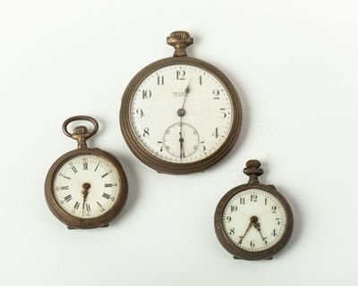 trois horloges posées sur une surface blanche