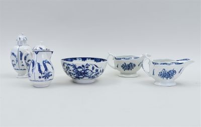 four pieces of blue and white porcelain teapots and cups