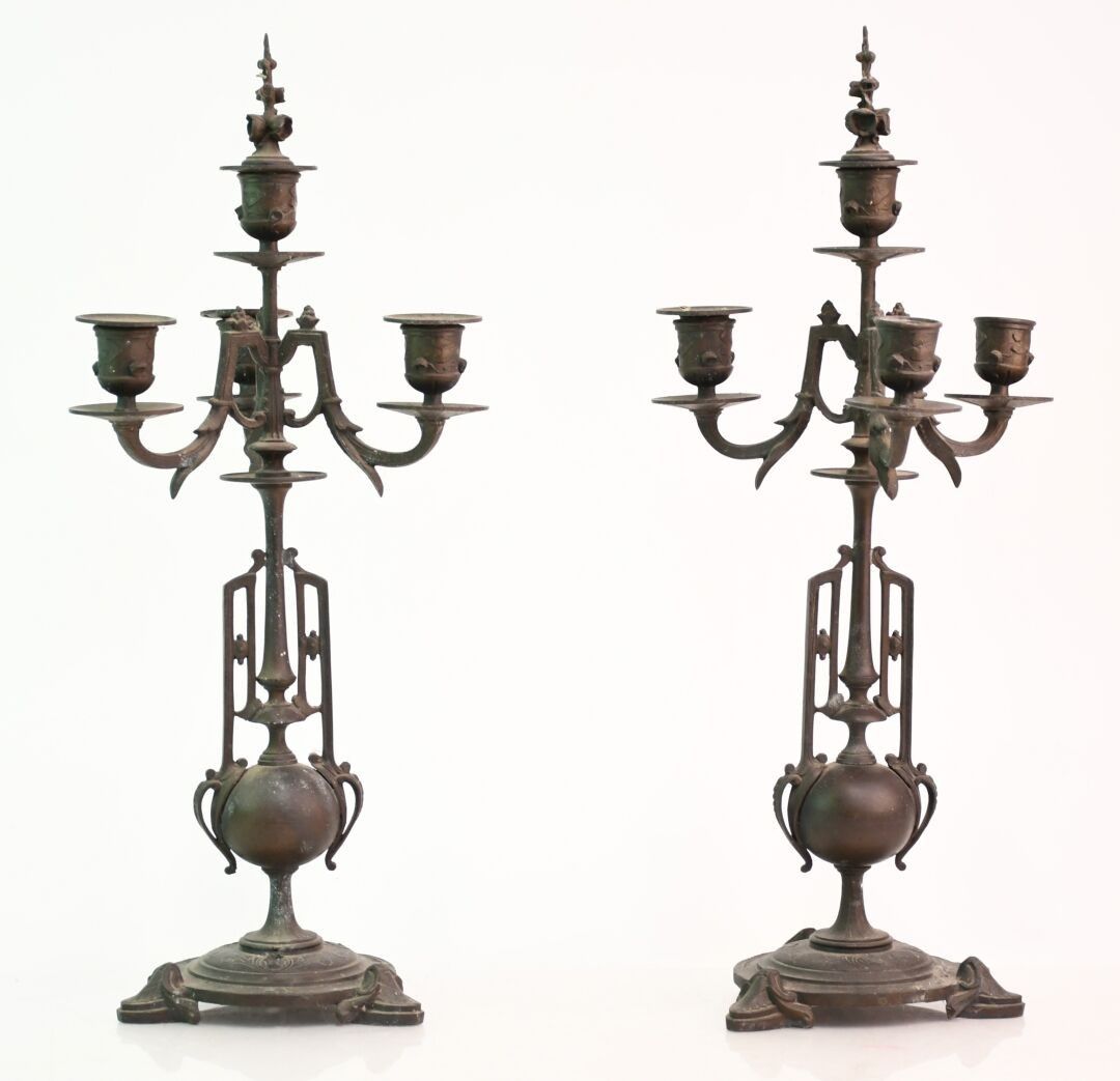 Paire de candélabres en bronze patiné à trois feux de lumièr…