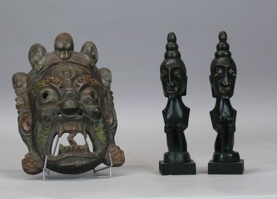 trois œuvres d'art posées sur une table