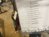 une affiche posée sur un trépied dans un magasin de vélos