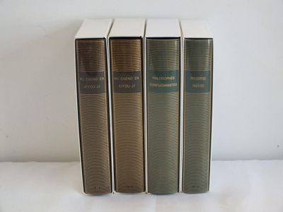 trois livres posés sur une table blanche, l'un à côté de l'autre