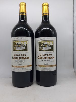 deux bouteilles de vin posées l'une à côté de l'autre sur un comptoir